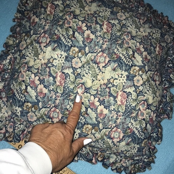 💐FLORAL square ruffle pillows  tiny flaw size 17” X 17” - Picture 7 of 7